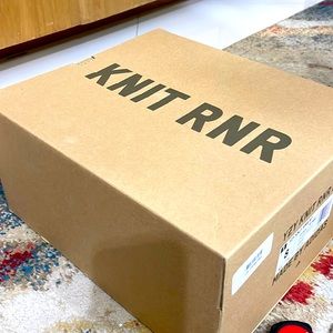 Empty Yeezy box with tissue!!👟📦